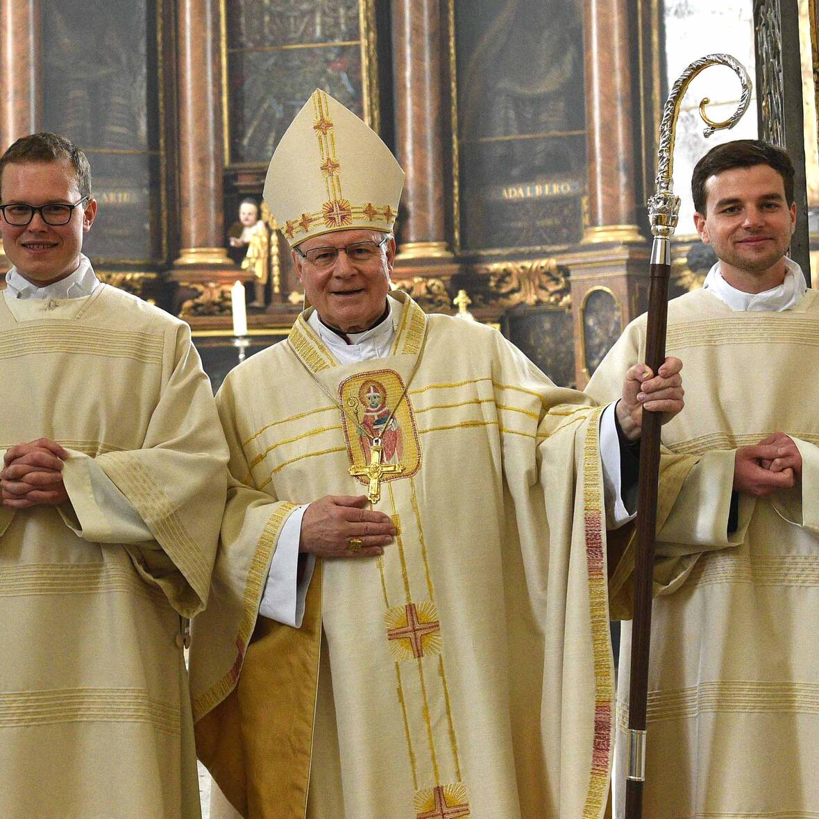 Bischof Dr. Konrad Zdarsa hat heute Ludwig Bolkart (links) und Richard Hörmann (rechts) zu Diakonen geweiht. (Foto: Maria Steber / pba)