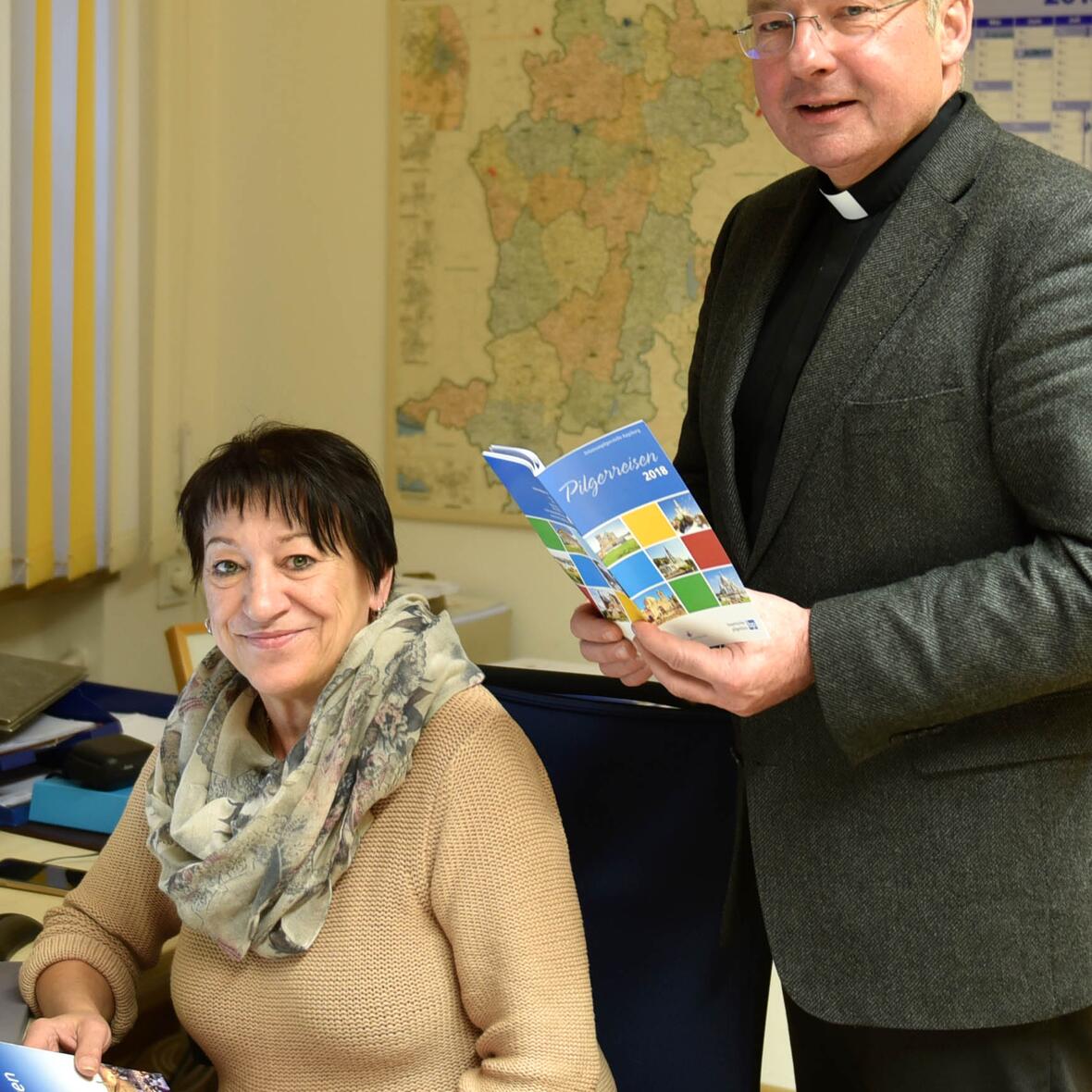 Centa Sattler und Pfarrer Dr. Ulrich Lindl von der Diözesanen Pilgerstelle. (Foto: Simone Zwikirsch / pba)