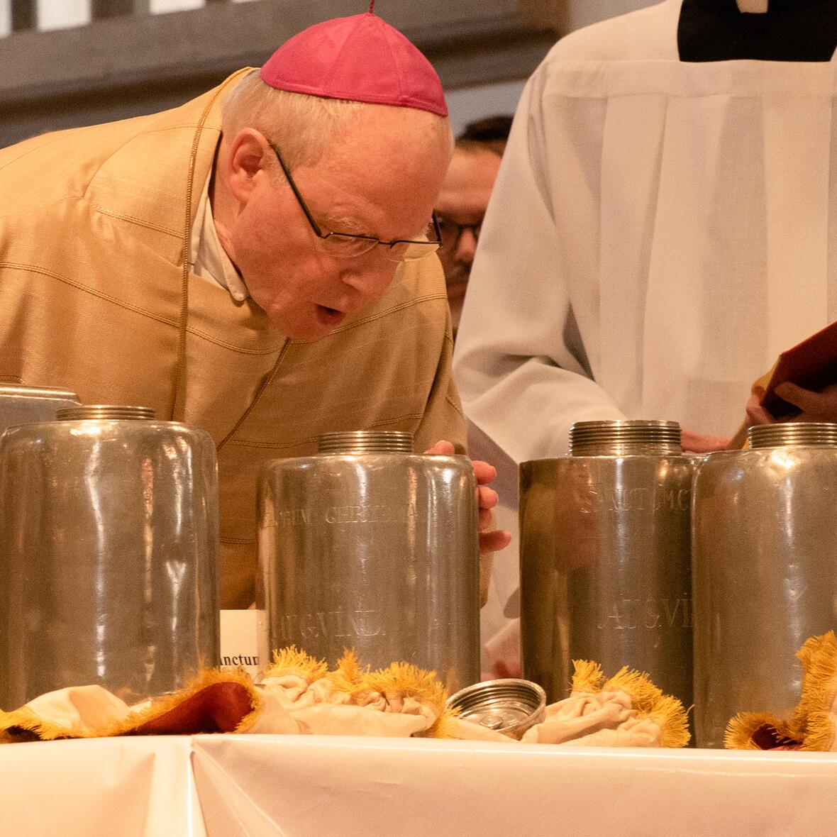 Bei der heutigen Chrisam-Messe weihte Bischof Konrad die heiligen Öle für alle Pfarreien des Bistums. (Foto: Barbara Löll / pba)