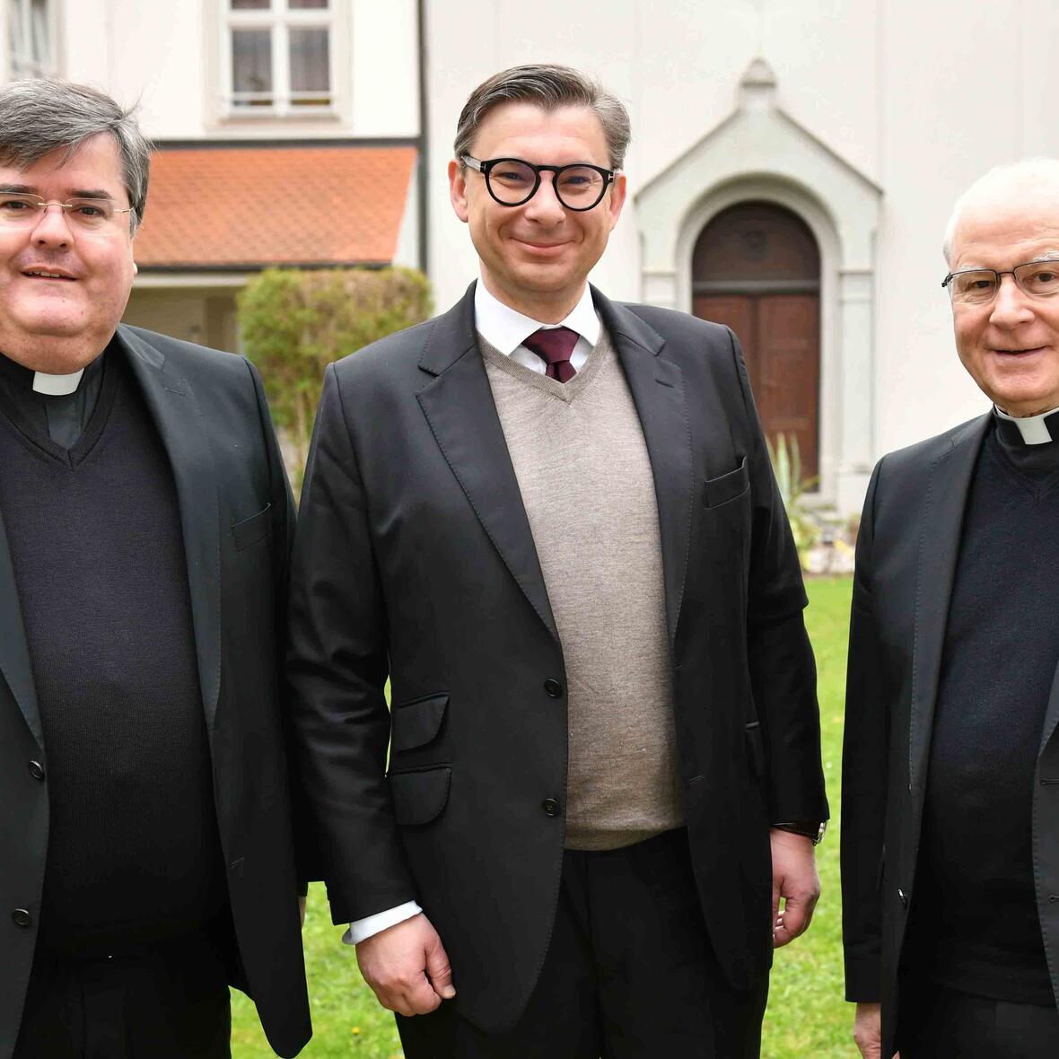 Auf gute Zusammenarbeit: (v.l.) Generalvikar Harald Heinrich, der künftige Leiter der Hauptabteilung VII Jérôme-Oliver Quella und Bischof Dr. Konrad Zdarsa. (Fotos: Nicolas Schnall / pba).