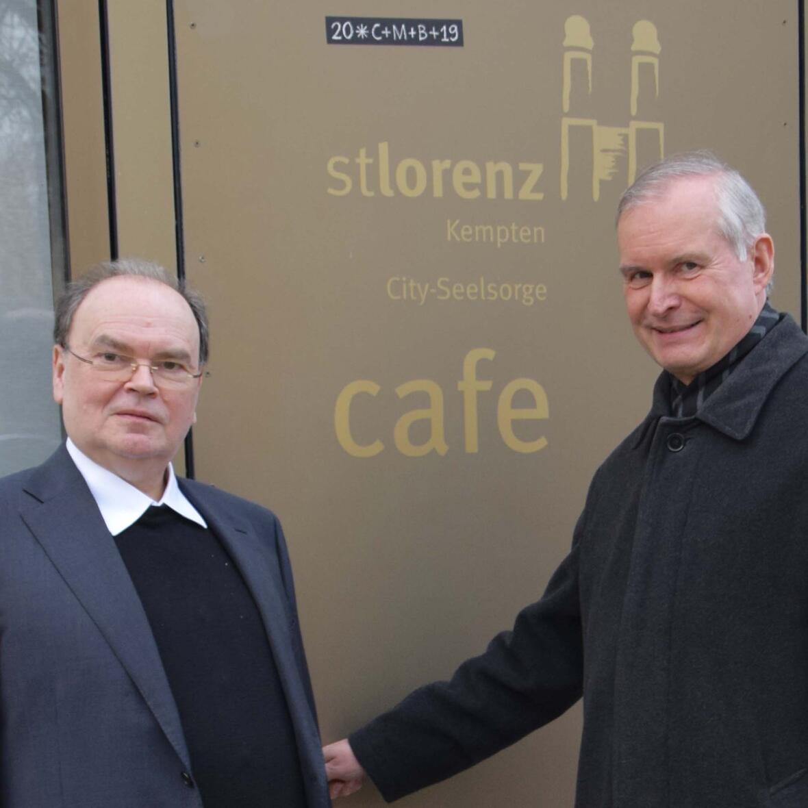 Domdekan Dr. Bertram Meier (links) und Stadtpfarrer Dr. Bernhard Ehler konnten gestern auf das zehnjährige Bestehen des Cityseelsorge-Cafés zurückblicken. (Foto: Sabine Verspohl-Nitsche/pdke)