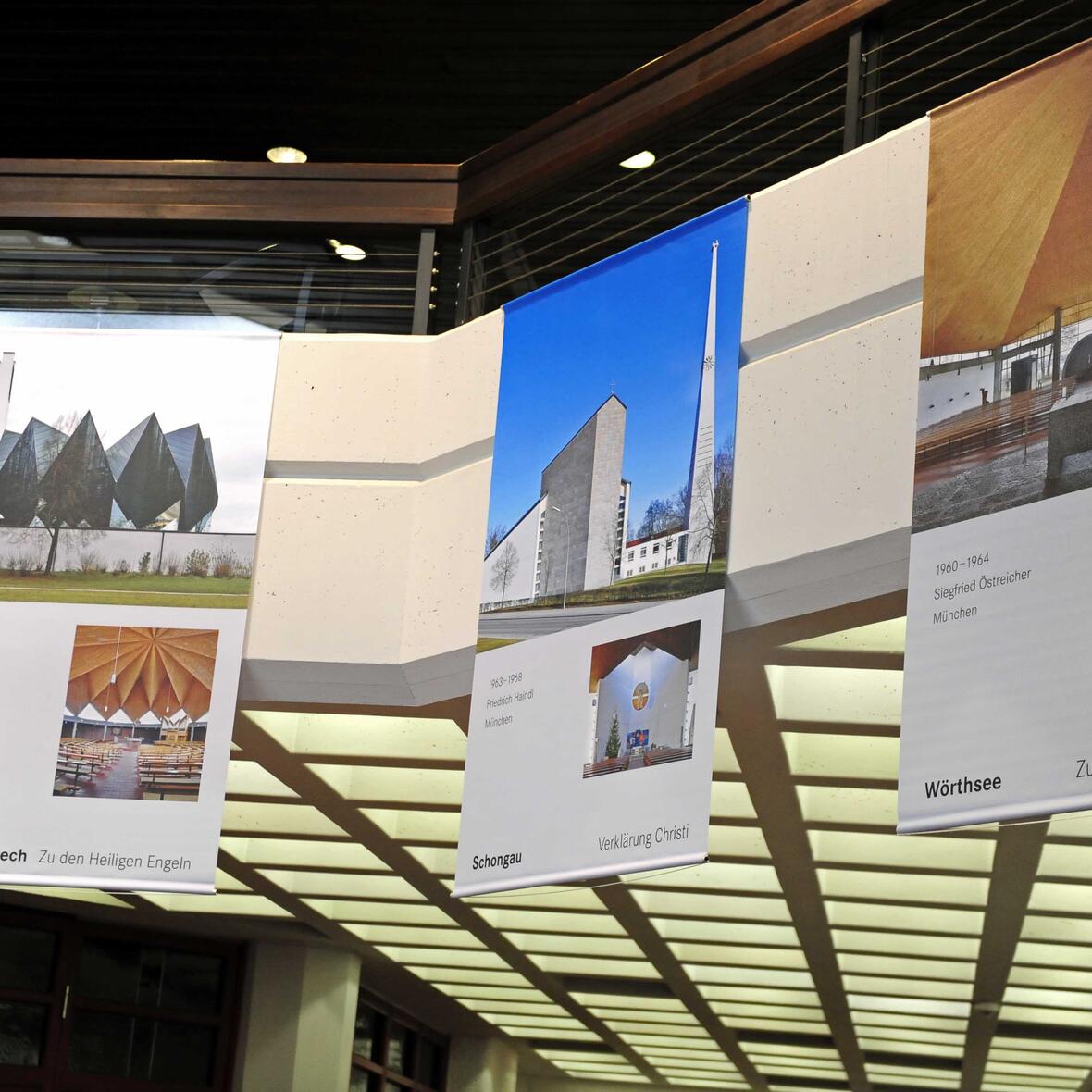 Bischof Konrad bei der Auflegung des Aschenkreuzes. (Foto: Nicolas Schnall / pba)