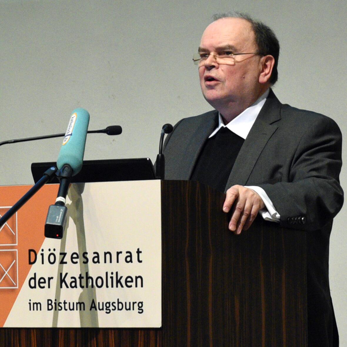 Prälat Dr. Bertram Meier stellt als stellvertretender Generalvikar dem obersten Laiengremium der Diözese seinen Bericht vor. (Foto: Simone Zwikirsch / pba)