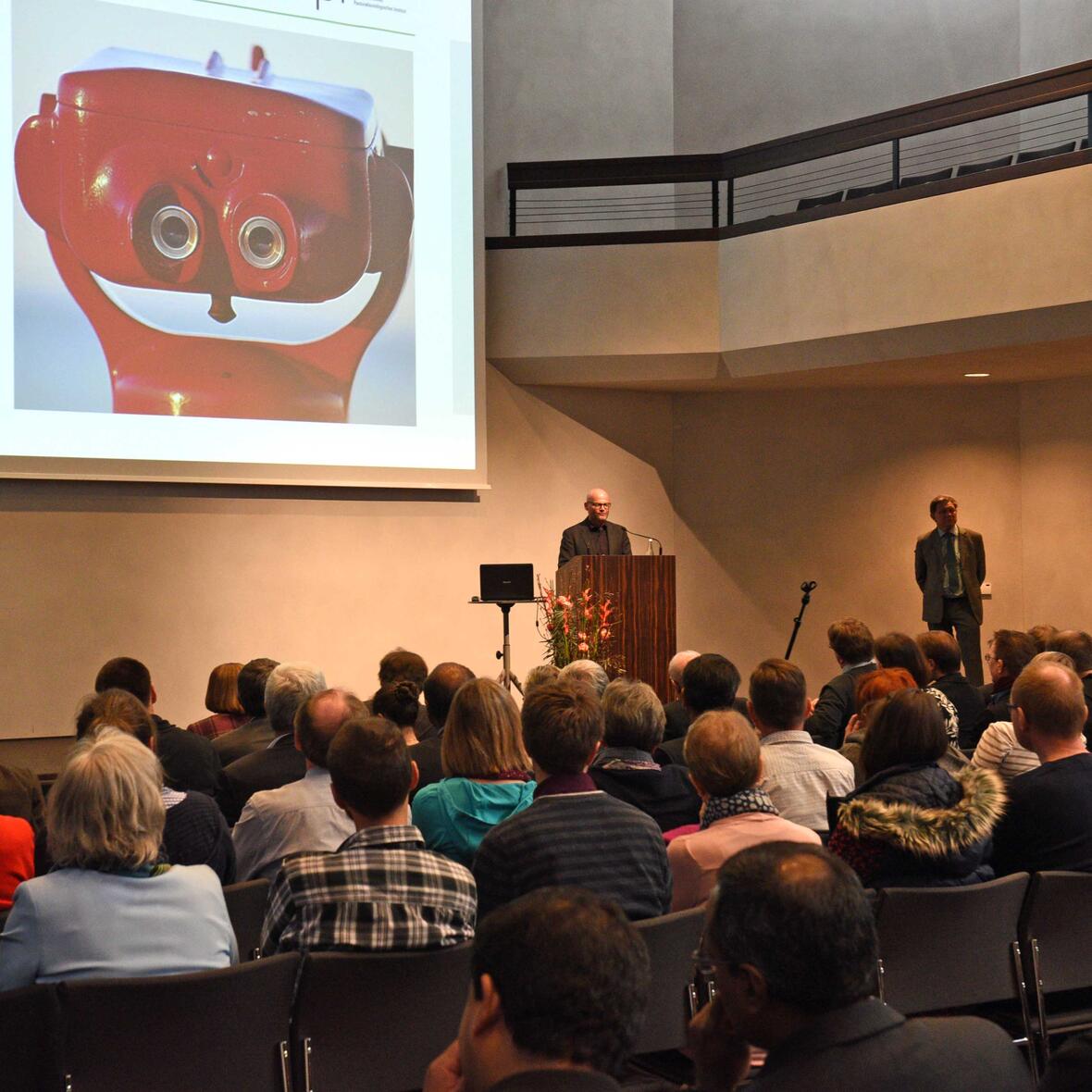 Prof. Dr. Arnd Bünker präsentierte den Teilnehmern des Studientags seine missionswissenschaftliche Analyse. (Foto: Simone Zwikirsch / pba)