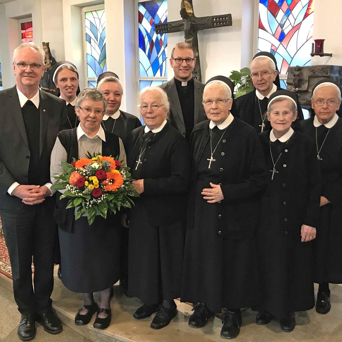Als Generaloberin wurde Schwester Gabriele Falagan (mit Blumenstrauß) für eine zweite Amtszeit wiedergewählt. (Foto: Theresienschwestern)