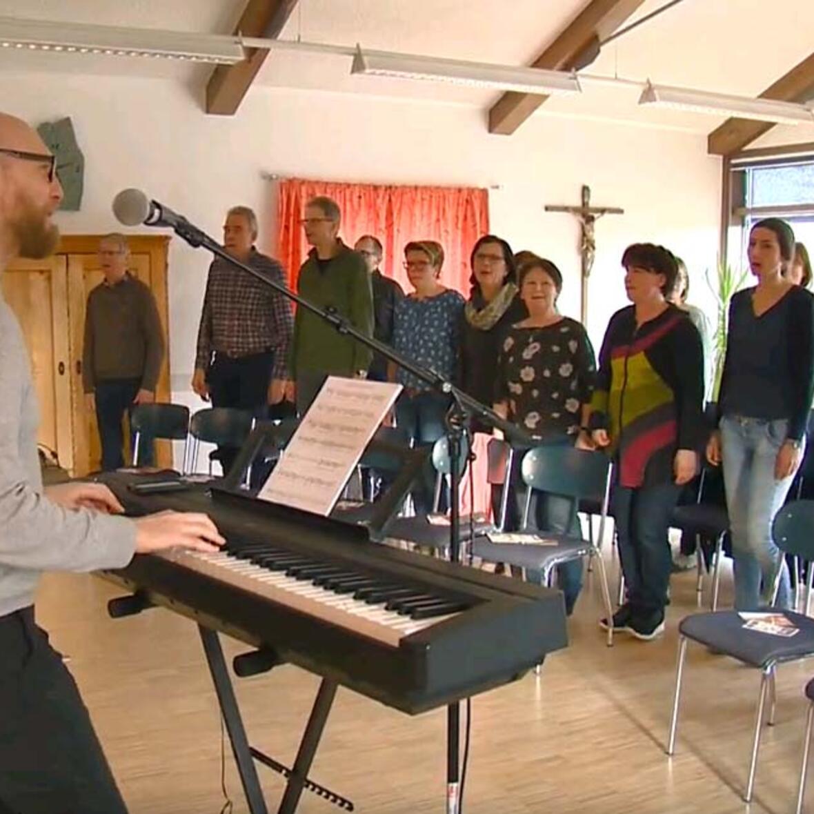 Der britische Musiker Edwin Fawcett studiert mit Interessierten Lieder für den Gottesdienst ein. (Foto: katholisch1.tv)