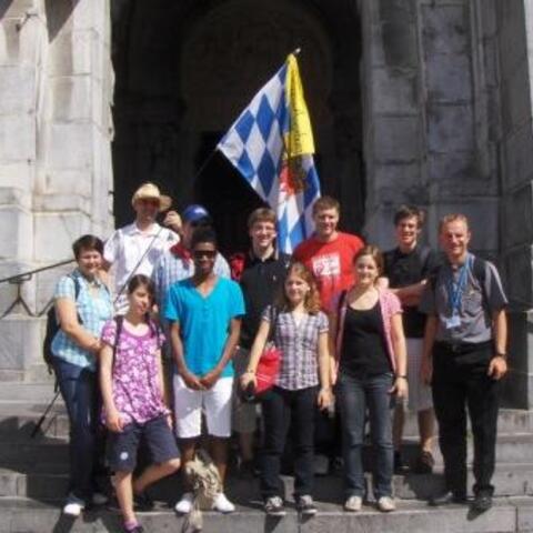 Pfarrer Bernhard Waltner 3.R. 1. v.r. mit einigen Teilnehmern am Jugendprogramm der Lourdeswallfahrt. Bild. Rauch