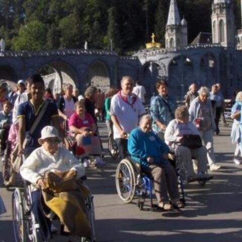 Pilger aus dem Bistum Augsburg im Heiligen Bezirk von Lourdes. Bild. Rauch