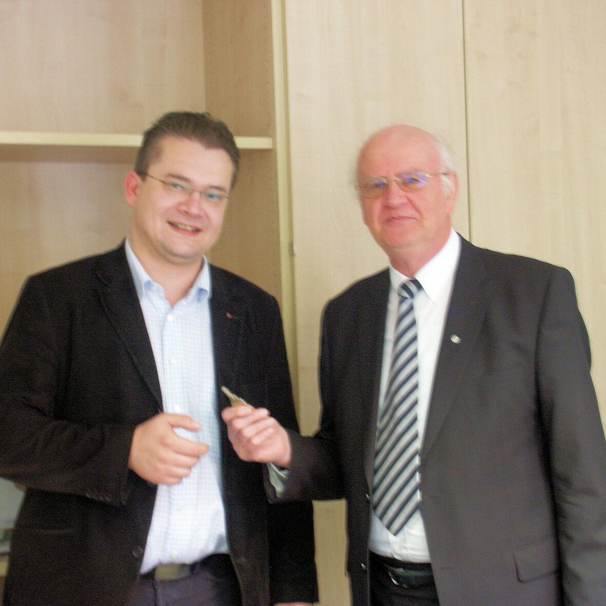 Pater Gerhard Eberts MSF (rechts) übergibt die Presse- und Öffentlichkeitsarbeit an Markus Kremser.