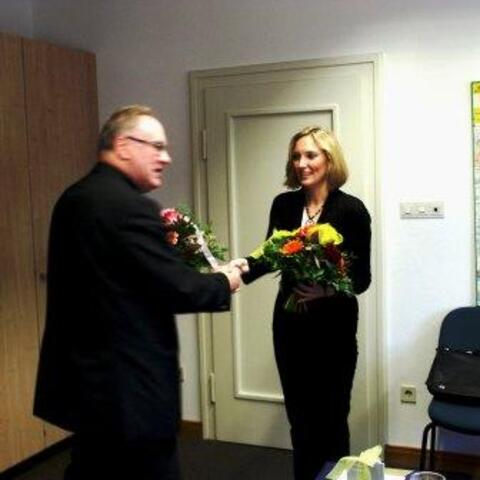 Generalvikar Karlheinz Knebel dankte Kathi Marie Ulrich für ihre Arbeit als Pressesprecherin.