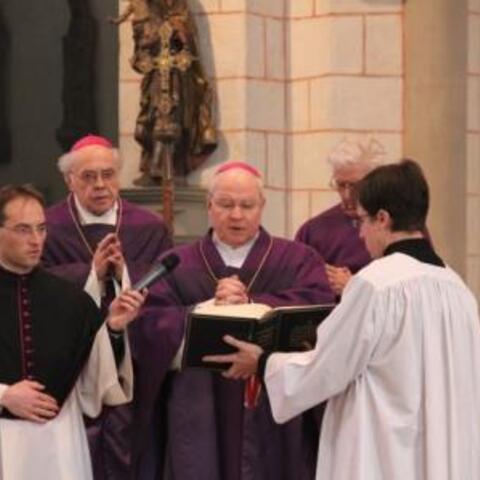 Bischof Dr. Konrad Zdarsa spricht das Segensgebet über die Asche, die als Aschekreuz an die Gläubigen im Gottesdienst ausgeteilt wurde.