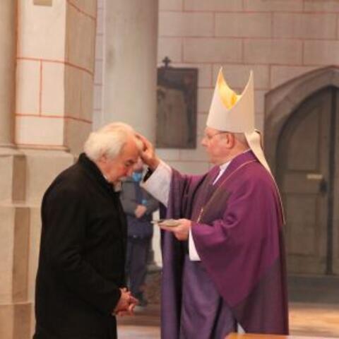 Bischof Zdarsa teilt das Aschekreuz an die Gemeinde aus.