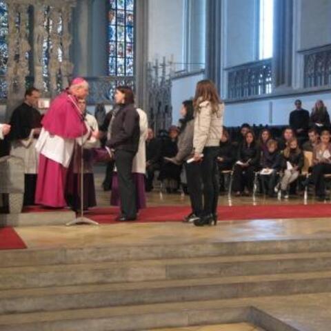Die Katechumenen treten vor Ihrer Zulassung vor den Bischof. Bild Mitulla.