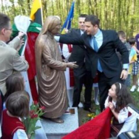 Enthüllung der Mutter Teresa-Statue im Augsburger Klinikpark am 9. April 2011 mit dem Kulturminister der Republik Kosovo, Memli Krasniqi, Bild. Balkanforum Augsburg