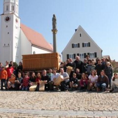 Gruppenbild vor der "größten Rätsche der Welt": Mini´s mit 1. Reihe Mitte v.l. Anton Stegmair Referent im Referat Weltkirche, Harald Weber für die aktion hoffnung, Martin Hörmann verantwortl. für Ministrantenpastoral im BJA, 3.Reihe v.l. DK Prälat Meier, Dekan BGR Schaber.