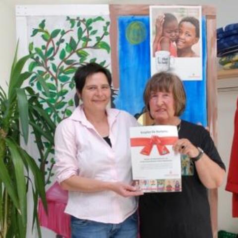 Ruth Heuberer (re.) und Rosa Straub freuten sich über den Erfolg des "Coffee to help" in der Aichacher Tagesstätte der Caritas. Foto: Caritas.