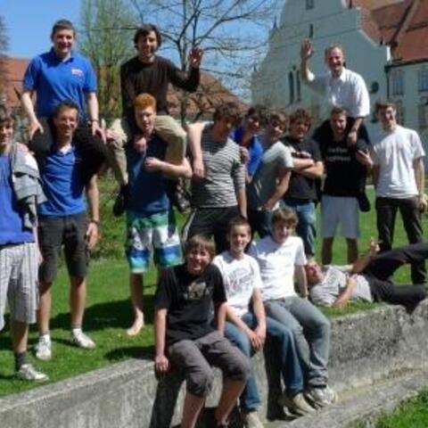 Der Leiter des Offenen Seminars Pfarrer Bernhard Waltner (rechts hinten) mit den Teilnehmern des Glaubenskurses in Benediktbeuren.