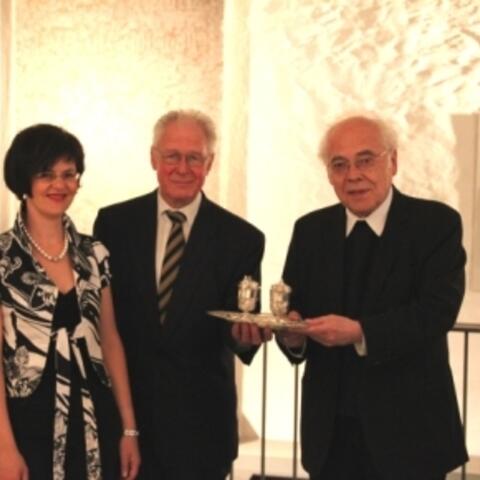 V.l. Melanie Thierbach, Georg Schneck und Weihbischof Grünwald zeigen die silberne Messgarnitur von der Hand des Künstlers Franz Anton Bettle.
