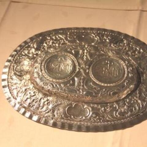 Unterseite des Tabletts der silbernen Messgarnitur