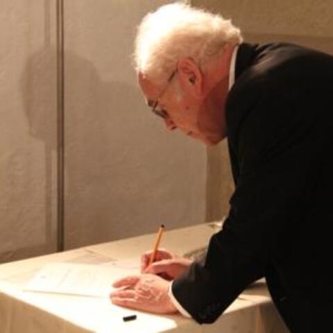 Weihbischof Grünwald unterzeichnet die Urkunde über die Schenkung an das Diözesanmuseum St. Afra.