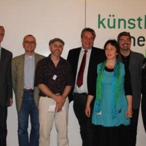 V.l. die Ausstellungskuratoren mit Pfarrer Nikolaus Hueck (evangelisch), Pfarrer Helmut Haug (katholisch) und dem 2. SkM-Vorsitzenden Bernd Görlitz.