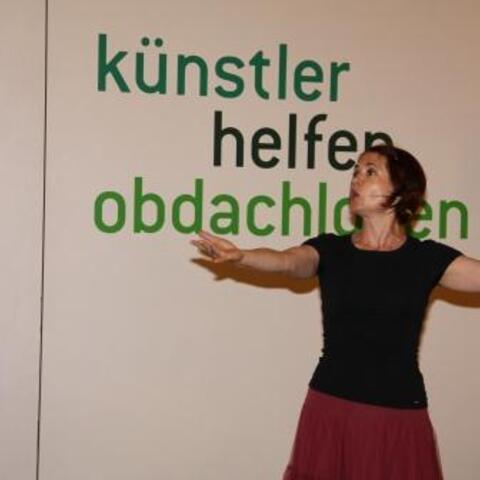 Karla Andrä bei ihrem Vortrag von Gedichten von Bert Brecht.