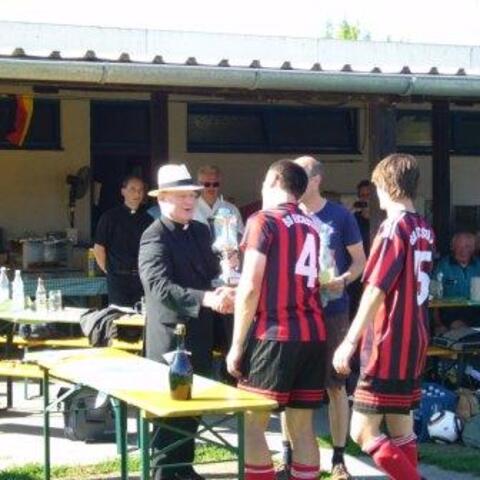 Bischof Dr. Konrad gratulierte den Spielern aus dem Bistum Eichstätt zum Sieg ihrer Mannschaft.