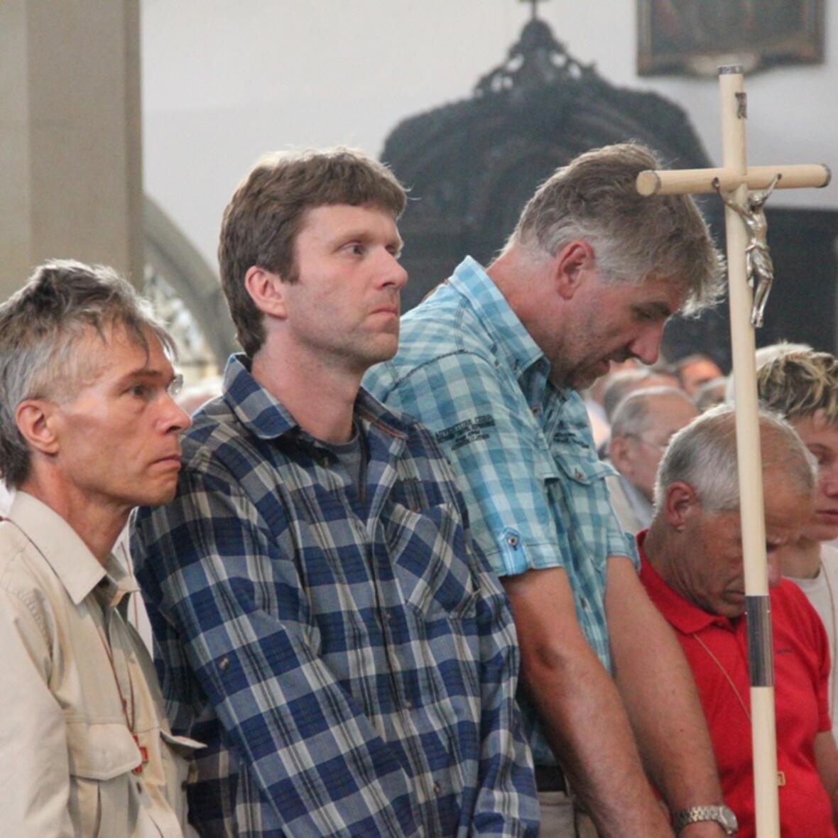 fast-2-000-maenner-pilgern-zum-schrein-des-hl-ulrich523784