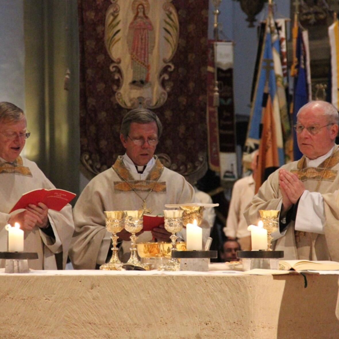 fast-2-000-maenner-pilgern-zum-schrein-des-hl-ulrich523787