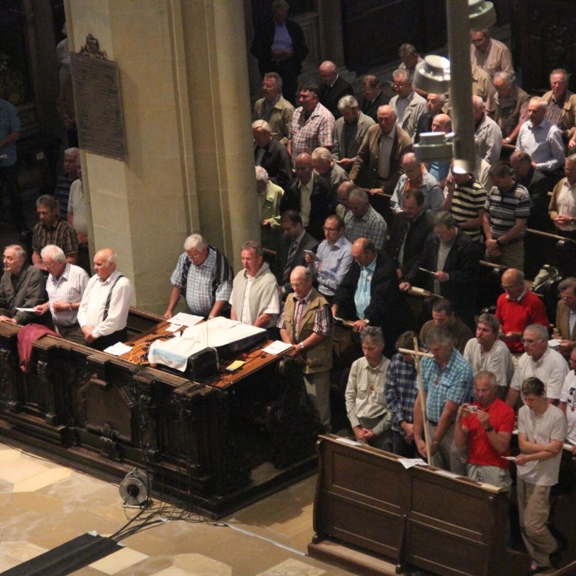 fast-2-000-maenner-pilgern-zum-schrein-des-hl-ulrich523790