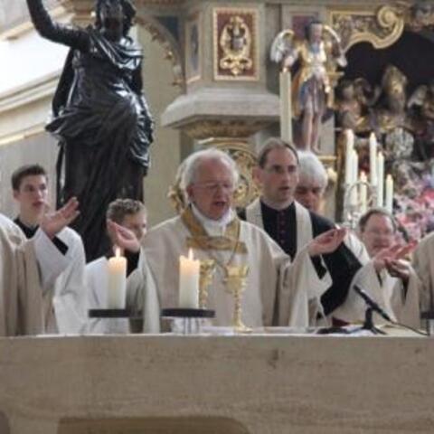 Bischof Dr. Joachim Reinelt (Mitt) aus Dresden feierte die Heilige Messe mit seinem Augsburger Mitbruder Bischof Dr. Konrad Zdarsa (links).