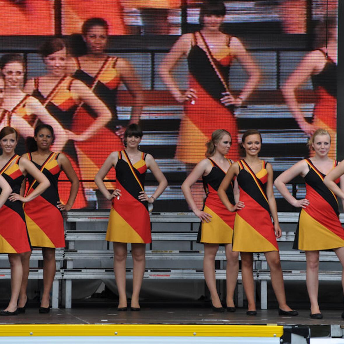 Passend zur Frauenfußball-Weltmeisterschaft präsentierten Models ein extra angefertigtes Deutschlandkleid, das aus in Deutschland hergestelltem Leinen gefertigt ist.