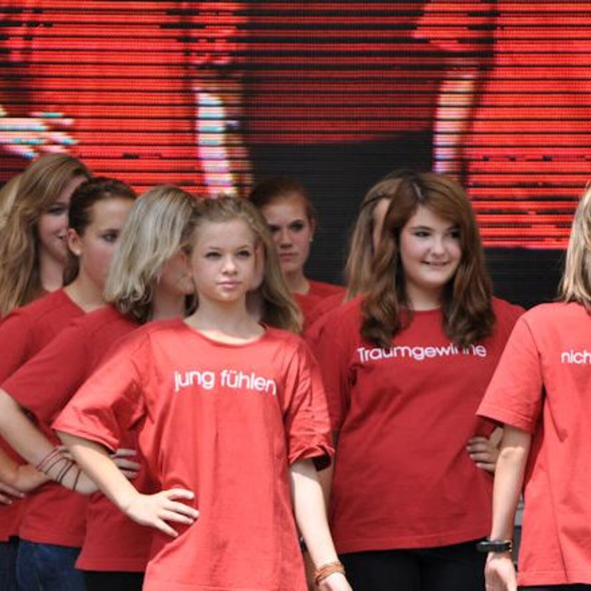 Mädchen der Sportvereine DJK Göggingen und TSV Firnhaberau stellten mit Provo-Shirts die zwei Seiten der Textilproduktion eindrucksvoll dar.