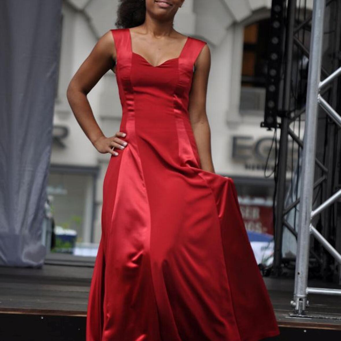 24 Models aus Augsburger Schulen zeigten Accessoires, Freizeit- und Sportbekleidung bis hin zur festlichen Abendgarderobe.