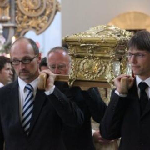 Zu Beginn des Schlussgottesdienstes zur Ulrichswoche wurde der Schrein des Heiligen Ulrich in den Chorraum der Basilika gebracht.