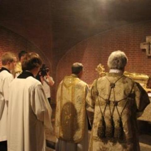 Nach der Messfeier wurde der Schrein des Heiligen Ulrich in die Krypta der Basilika reponiert, wobei der Bistumspatron um seine Fürsprache bei Gott gebeten wurde.