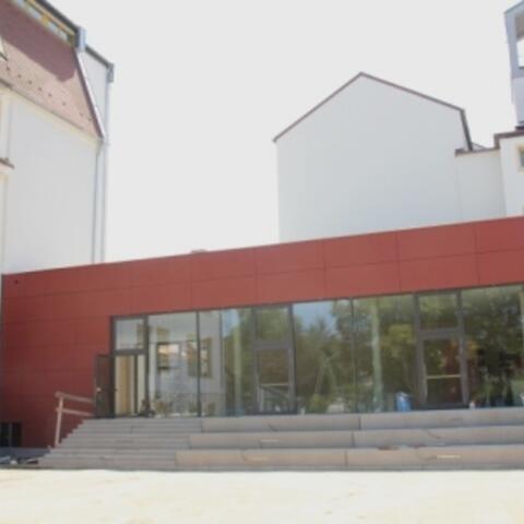 Außenansicht der neu gebauten Mensa des Maria-Ward-Gymnasiums an der Frauentorstraße.