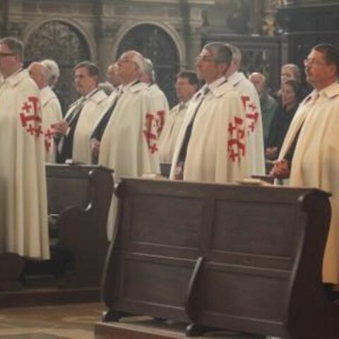 Die Damen und Ritter vom Heiligen Grabe zu Jerusalem (2.v.l. Ltd. Komtur Dr. K. Donaubauer) feierten den Jahrestag der Promulgation ihrer Komturei in Ordenstracht. 