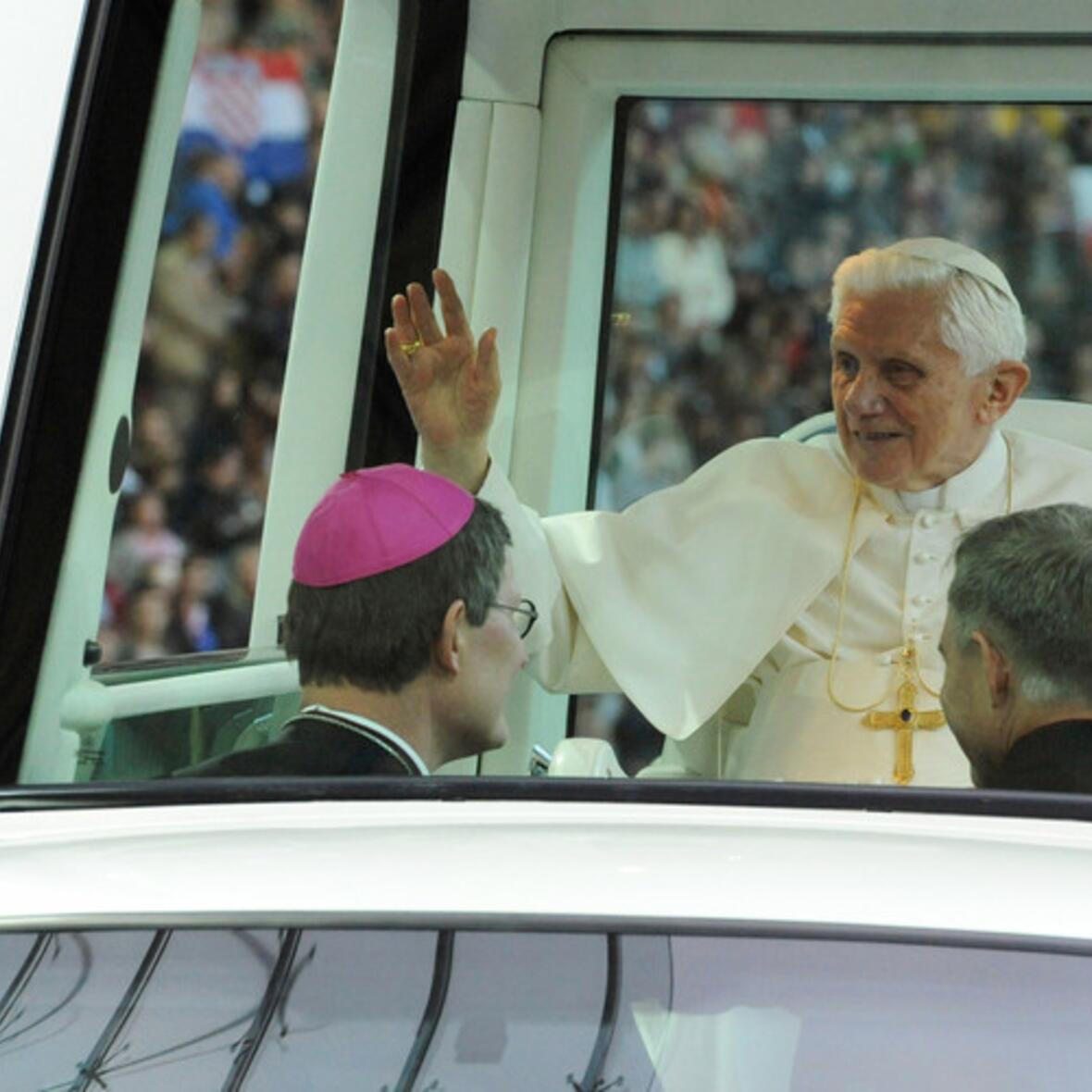 Heilige Messe mit Papst Benedikt XVI. am 22. September 2011 im Olympiastadion in Berlin. Papst Benedikt XVI. fährt mit dem Papamobil in das Olympiastadion.