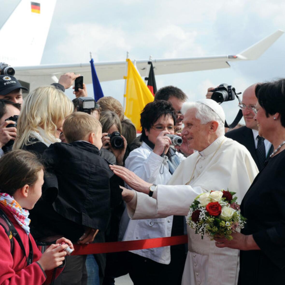 Ankunft von Papst Benedikt XVI. am 23. September 2011 auf dem Flughafen in Erfurt. Rechts: Ministerpräsidentin Christine Lieberknecht.