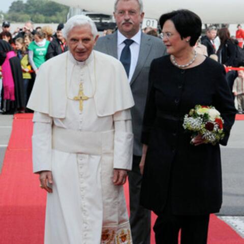 Ankunft von Papst Benedikt XVI. am 23. September 2011 auf dem Flughafen in Erfurt. Rechts: Ministerpräsidentin Christine Lieberknecht.