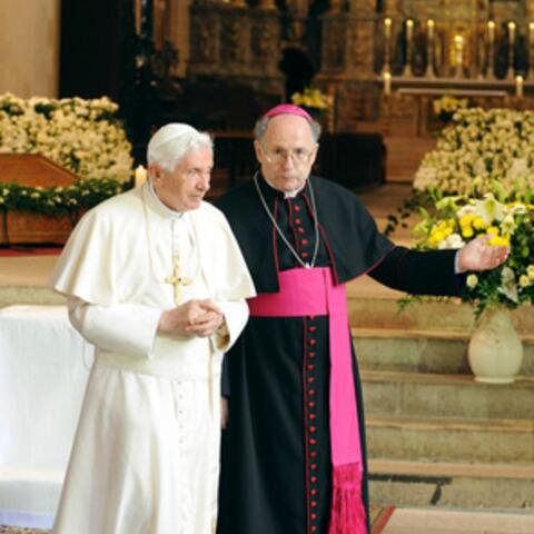 Papst Benedikt XVI. hat im Dom Sankt Marien in Stille gebetet. Rechts: Joachim Wanke, Bischof von Erfurt.