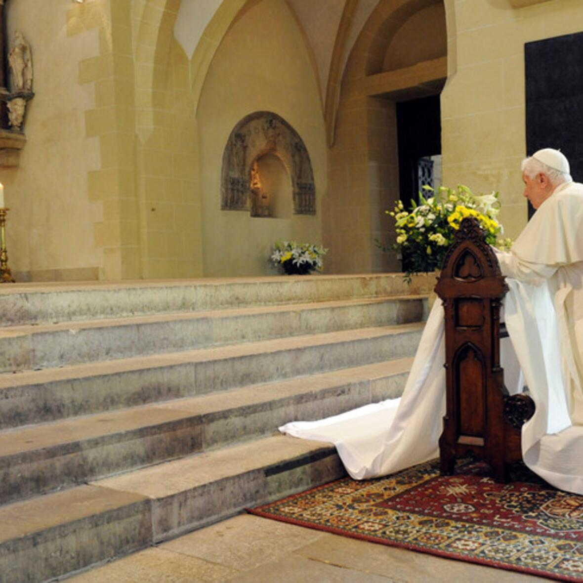 Besuch von Papst Benedikt XVI. am 23. September 2011 im Sankt Marien Dom in Erfurt. Gebet.