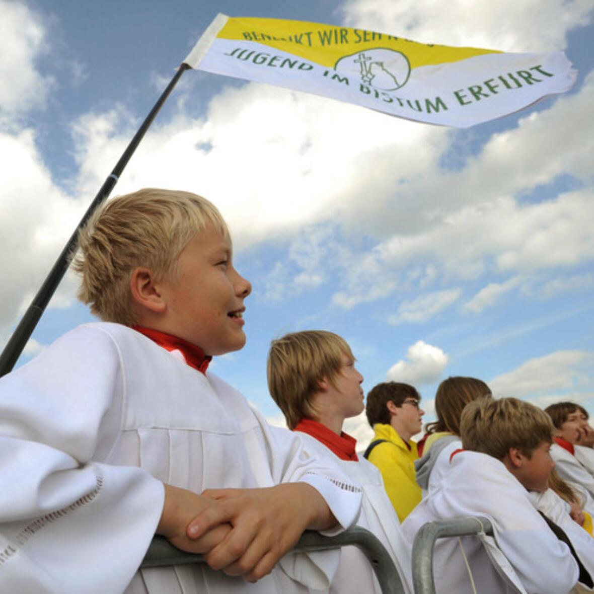 Marianische Vesper mit Papst Benedikt XVI. am 23. September 2011 bei der Wallfahrtskapelle von Etzelsbach. Pilger warten auf den Heiligen Vater in Etzelsbach.