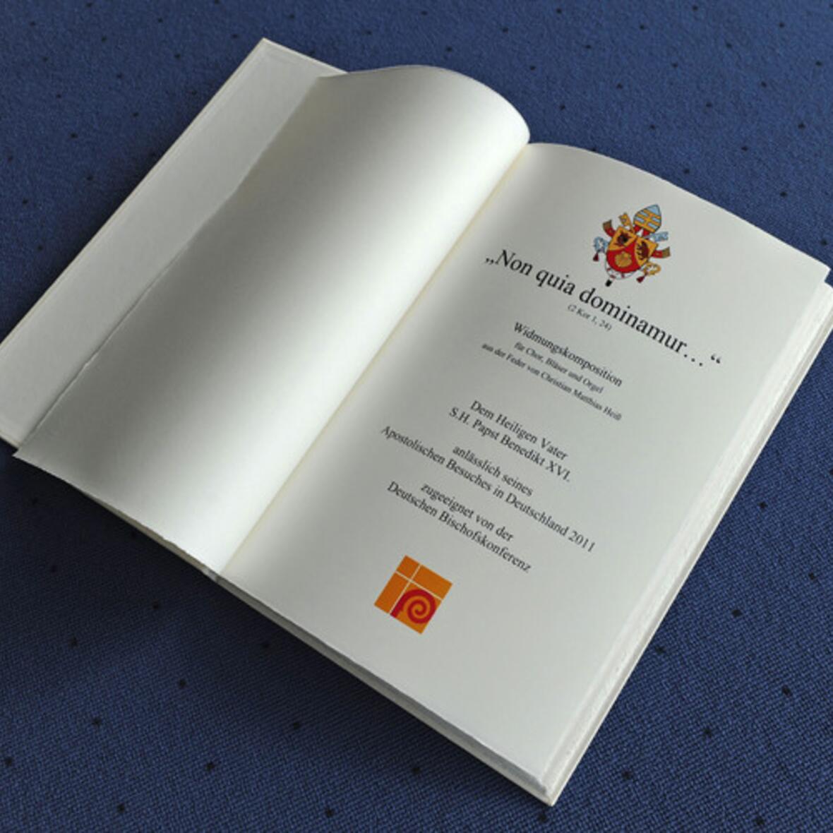 bischoefe-schenken-papst-eine-komposition574325