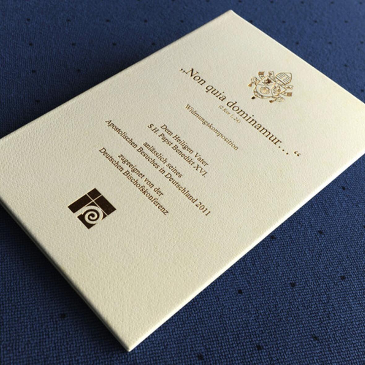 bischoefe-schenken-papst-eine-komposition574328