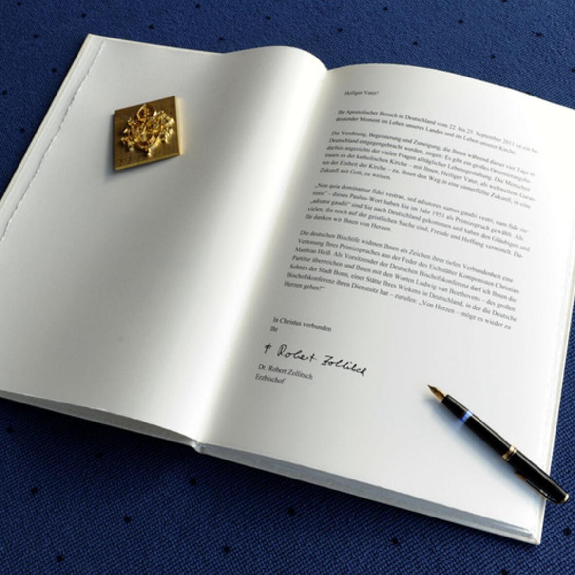 bischoefe-schenken-papst-eine-komposition574331