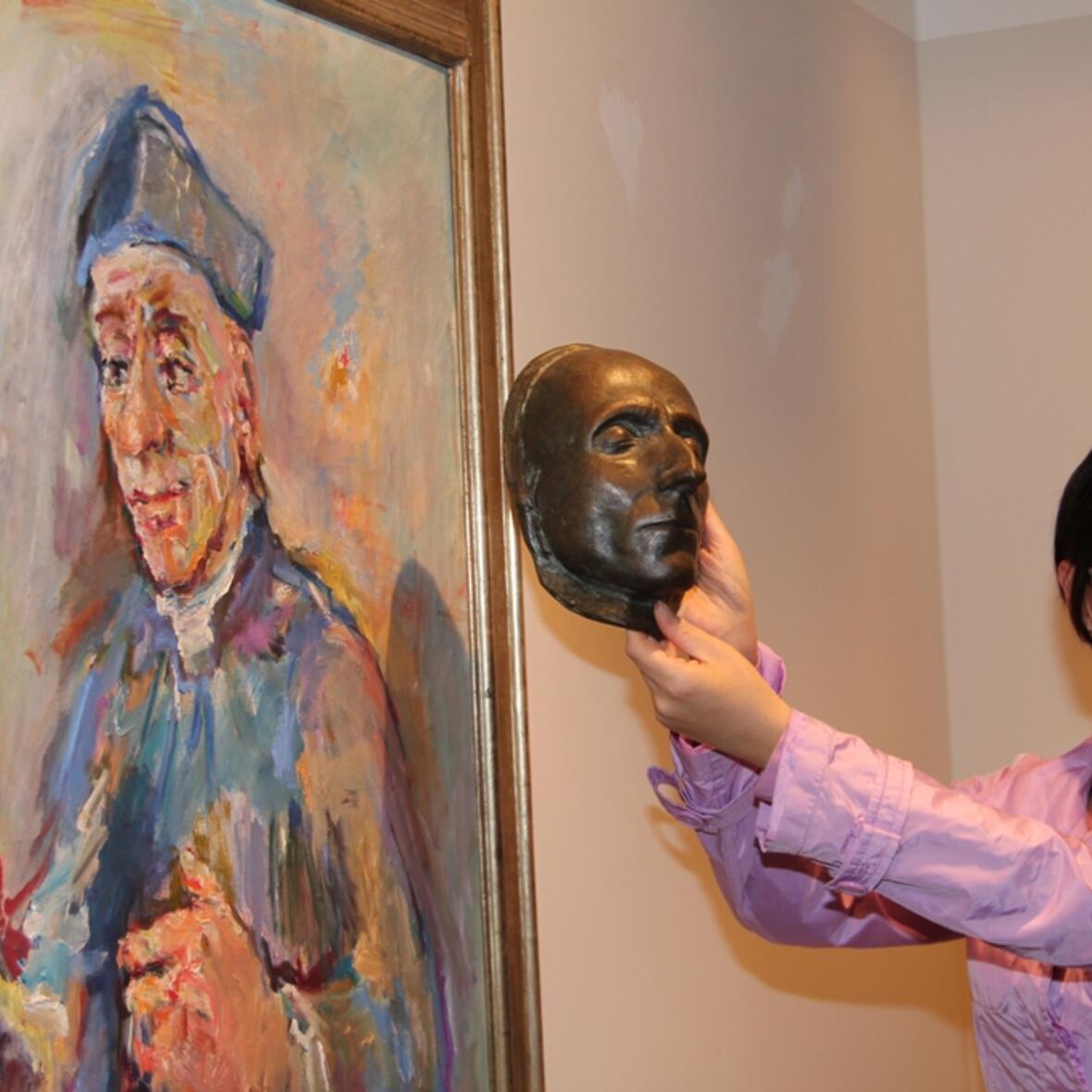 Melanie Thierbach, die Leiterin des Diözesanmuseums, zeigt die Totenmaske von Vinzenz Pallotti, die der Münchner Künstler Max Faller etwa 100 Jahre nach dessen Tod angefertigt hatte und Oskar Kokoschka als Vorlage für das Gemälde diente.