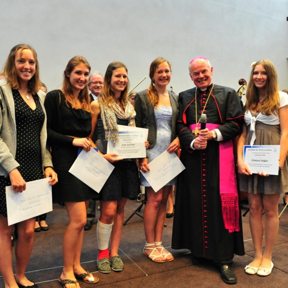 Die ausgezeichneten Schülerinnen mit Weihbischof Dr. Dr. Anton Losinger: Madeleine Riedel, Annika Blanck, Elena Lunz, Magdalena Fiedler und Johanna Irsigler (v.l.n.r.)