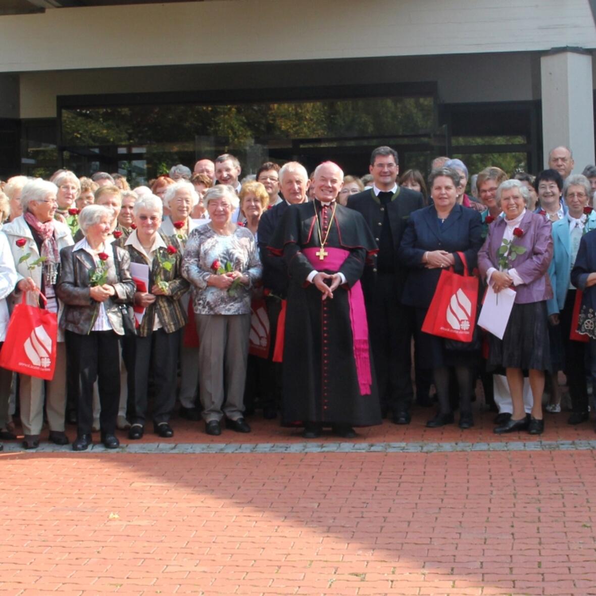 Rund 100 langjährige Sammlerinnen und Sammler aus den Dekanaten Günzburg, Neu-Ulm, Illertissen und Krumbach wurden von Weihbischof Dr. Dr. Anton Losinger (Mitte), Diözesan-Caritasdirektor Pfarrer Dr. Andreas Magg (rechts daneben), Dekan Werner Brauchle (3.v.re.) und Caritas-Geschäftsführer Mathias Abel (1.v.re.) mit Urkunden und kleinen Geschenken für ihren Idealismus und ihr Engagement für Menschen in Not geehrt.  Foto: Caritas.